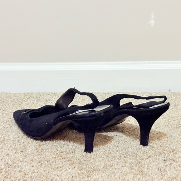 Black Heels with Pointed Toe and Sleek Design - Picture 7 of 8